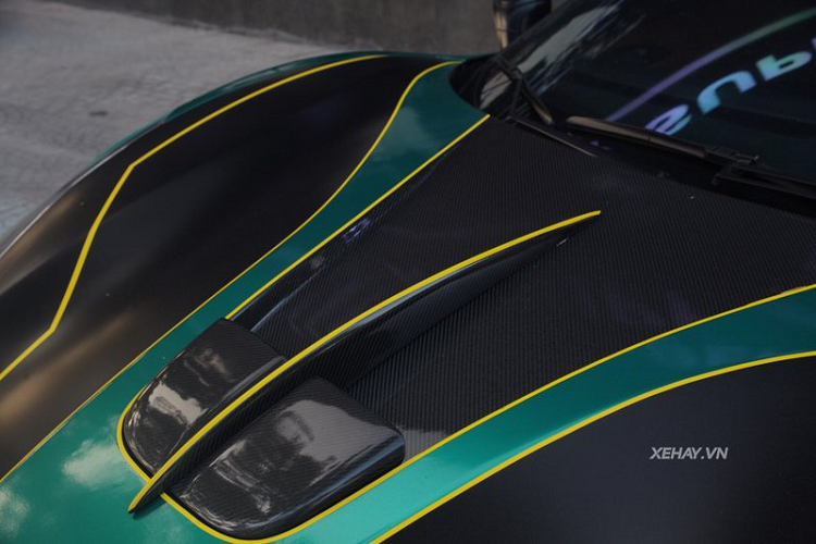 Chiếc Ferrari 488 GTB đầu tiên của Việt Nam cũng sở hữu bộ mâm đa chấu màu vàng hồng độc đáo đến từ thương hiệu Brixton Forged, bộ phuộc lò xo thể thao của Novitec và hệ thống ống xả iPE đem đến âm thanh "đã tai" hơn.