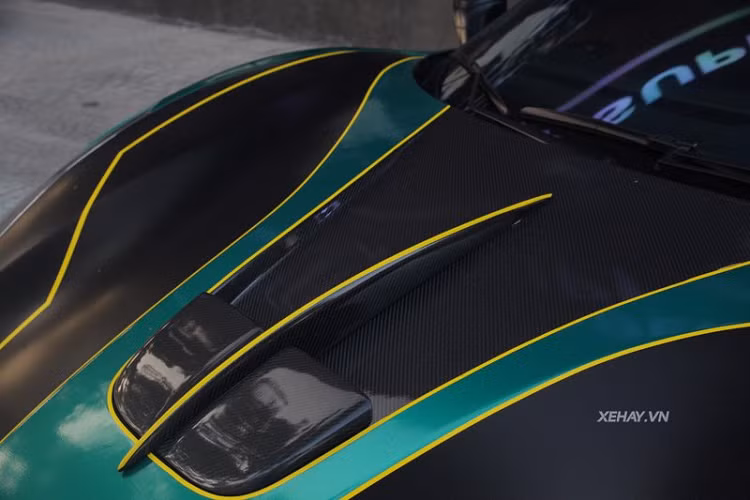 Chiếc Ferrari 488 GTB đầu tiên của Việt Nam cũng sở hữu bộ mâm đa chấu màu vàng hồng độc đáo đến từ thương hiệu Brixton Forged, bộ phuộc lò xo thể thao của Novitec và hệ thống ống xả iPE đem đến âm thanh "đã tai" hơn.