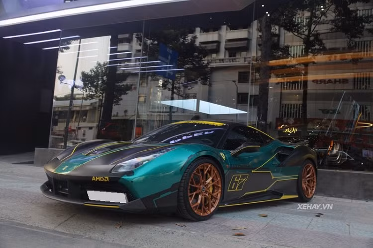 Ở dạng nguyên bản, chiếc Ferrari 488 GTB hàng độc này có ngoại thất màu xám lông chuột Grigio Silverstone, nhưng hiện xe đã được dán decal 2 tông màu đen nhám và xanh cổ vịt, đi kèm những đường chỉ màu vàng tạo điểm nhấn và logo của một số thương hiệu như Scuderia Ferrari, AMD, Brembo, Pirelli...