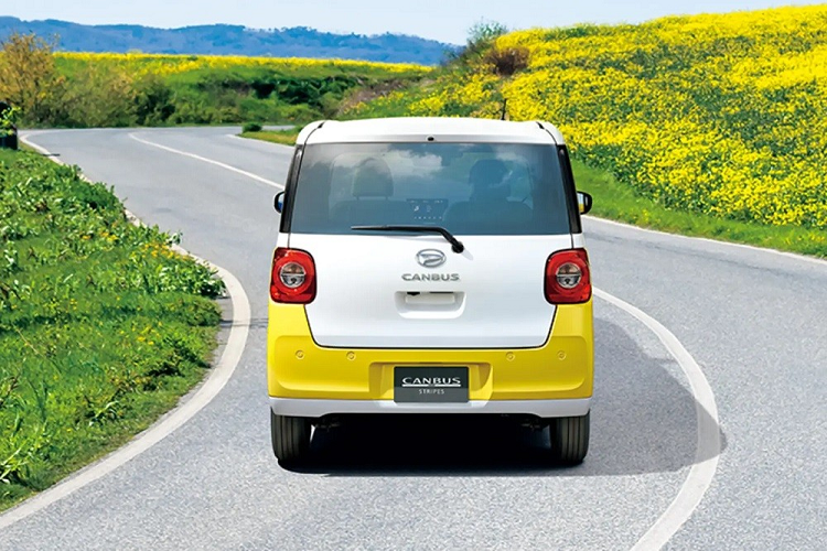 Bên sườn, Daihatsu Move Canbus 2022 vẫn được trang bị cửa sau dạng trượt tương tự thế hệ cũ. Ngay cả bộ vành la-zăng của xe cũng chỉ được thay đổi nhẹ. Tuy nhiên, xe có thêm nẹp mạ crôm mới ở trên cửa. Đằng sau, hãng Daihatsu đã bổ sung đèn hậu mới và chuyển vị trí lắp biển số xuống cản sau thay vì nằm trên cửa cốp như cũ.