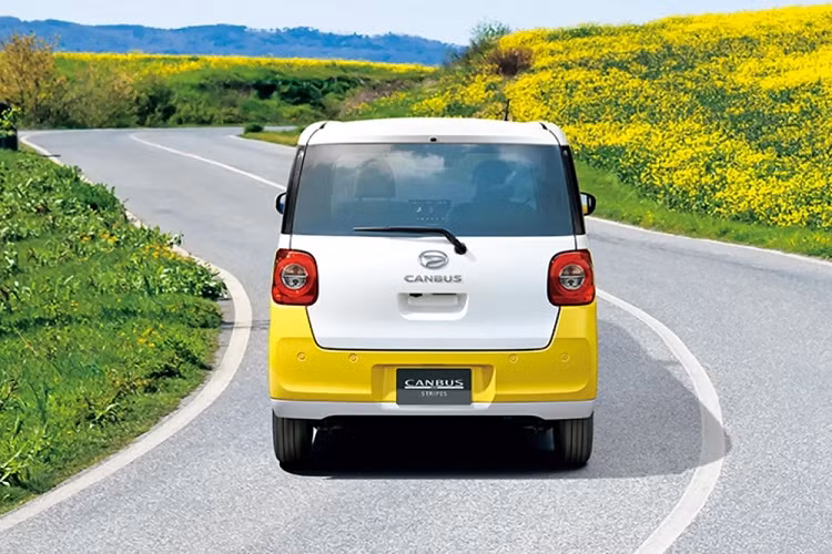 Bên sườn, Daihatsu Move Canbus 2022 vẫn được trang bị cửa sau dạng trượt tương tự thế hệ cũ. Ngay cả bộ vành la-zăng của xe cũng chỉ được thay đổi nhẹ. Tuy nhiên, xe có thêm nẹp mạ crôm mới ở trên cửa. Đằng sau, hãng Daihatsu đã bổ sung đèn hậu mới và chuyển vị trí lắp biển số xuống cản sau thay vì nằm trên cửa cốp như cũ.