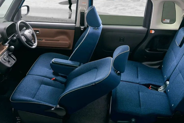 Nằm bên dưới nắp ca-pô của Daihatsu Move Canbus 2022 là động cơ 3 xi-lanh, hút khí tự nhiên, dung tích 660cc, tạo ra công suất tối đa 52 mã lực. Thứ hai là động cơ tăng áp kể trên với công suất tối đa 64 mã lực. Cả hai động cơ đều kết hợp với hộp số tự động D-CVT và hệ dẫn động cầu trước hoặc 4 bánh.