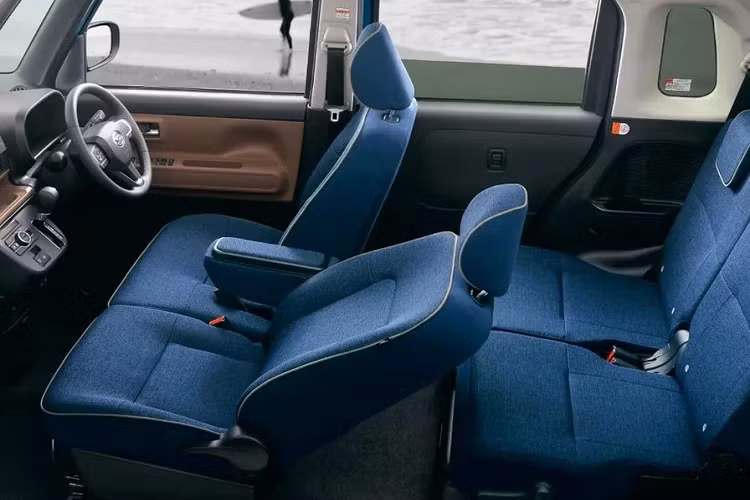 Nằm bên dưới nắp ca-pô của Daihatsu Move Canbus 2022 là động cơ 3 xi-lanh, hút khí tự nhiên, dung tích 660cc, tạo ra công suất tối đa 52 mã lực. Thứ hai là động cơ tăng áp kể trên với công suất tối đa 64 mã lực. Cả hai động cơ đều kết hợp với hộp số tự động D-CVT và hệ dẫn động cầu trước hoặc 4 bánh.