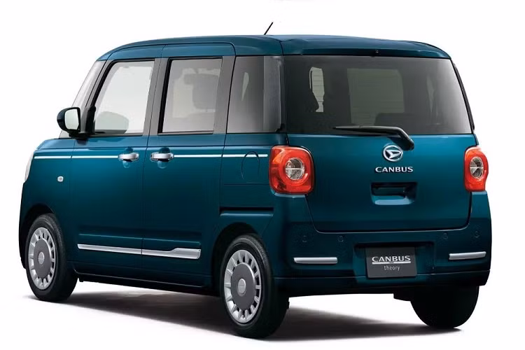 Tại thị trường Nhật Bản, giá xe Daihatsu Move Canbus 2022 có mức dao động từ 1.496.000 - 1.919.500 Yên (khoảng 257 - 330 triệu đồng). Như vậy, bản cao cấp nhất của xe với hệ dẫn động 4 bánh có giá chỉ bằng xe hạng A tại Việt Nam.