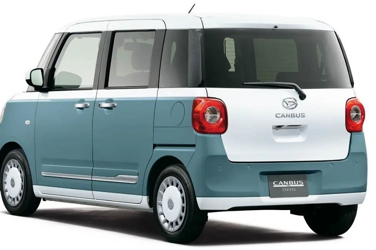 Khi mua Daihatsu Move Canbus 2022, khách hàng Nhật Bản có thể chọn 1 trong 2 phong cách thiết kế là Stripes và Theory. Nhắm đến khách hàng trẻ tuổi nên Stripes sở hữu 8 màu sơn ngoại thất nhạt hơn và có thể kết hợp 2 màu. Trong khi đó, phiên bản Theory lại dành cho những người mua lớn tuổi hơn và chỉ được sơn 1 màu.