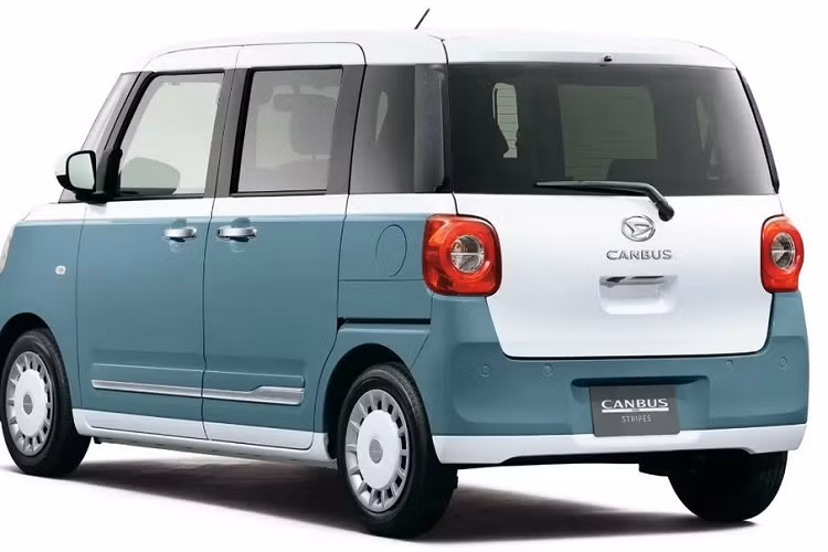 Khi mua Daihatsu Move Canbus 2022, khách hàng Nhật Bản có thể chọn 1 trong 2 phong cách thiết kế là Stripes và Theory. Nhắm đến khách hàng trẻ tuổi nên Stripes sở hữu 8 màu sơn ngoại thất nhạt hơn và có thể kết hợp 2 màu. Trong khi đó, phiên bản Theory lại dành cho những người mua lớn tuổi hơn và chỉ được sơn 1 màu.