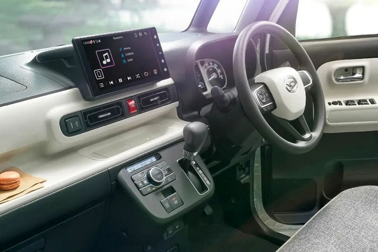 Nhìn chung, nội thất của mẫu xe kei car này vẫn được thiết kế theo phong cách đơn giản nhưng thoải mái, cộng thêm những trang bị thực dụng như ngăn đựng cốc, ngăn kéo đựng đồ, móc treo quần áo phía sau ghế trước và cửa trượt chỉnh điện.