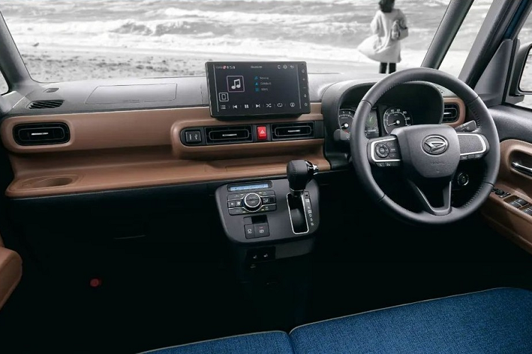 Bên trong Daihatsu Move Canbus 2022, sự thay đổi được thể hiện rõ ràng hơn. Có thể thấy điều đó qua bảng đồng hồ nằm phía sau vô lăng thay vì đặt giữa mặt táp-lô như trước. Bên cạnh đó là màn hình thông tin giải trí với kích thước 10 inch, được chuyển lên vị trí cao hơn so với trước, giải phóng không gian để hãng Daihatsu đặt giá để đồ vào mặt táp-lô của xe.