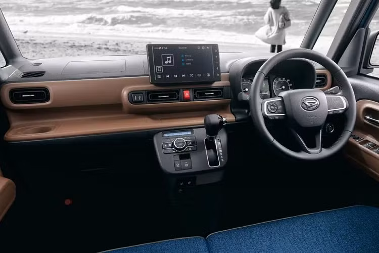 Bên trong Daihatsu Move Canbus 2022, sự thay đổi được thể hiện rõ ràng hơn. Có thể thấy điều đó qua bảng đồng hồ nằm phía sau vô lăng thay vì đặt giữa mặt táp-lô như trước. Bên cạnh đó là màn hình thông tin giải trí với kích thước 10 inch, được chuyển lên vị trí cao hơn so với trước, giải phóng không gian để hãng Daihatsu đặt giá để đồ vào mặt táp-lô của xe.