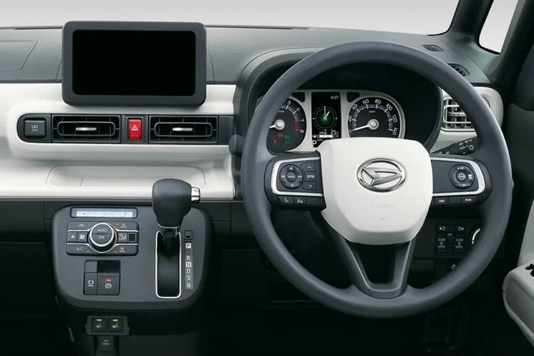 Ở phiên bản Stripes, Daihatsu Move Canbus 2022 sở hữu nội thất phối màu tương phản trẻ trung hơn. Trong khi đó, phiên bản Theory được trang bị nội thất phối màu xanh đậm - nâu có phần nghiêm túc và "già" hơn. Điểm nhấn đáng chú ý nhất của Daihatsu Move Canbus 2022 có lẽ nằm ở trang bị an toàn.