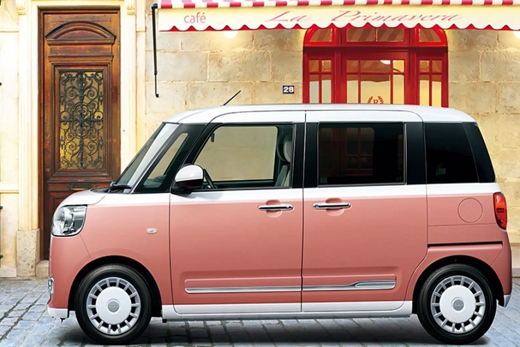 Được thiết kế như một mẫu xe van cỡ nhỏ dành cho các gia đình, Daihatsu Move Canbus 2022 vẫn mang trên mình cụm đèn pha tròn trịa và lưới tản nhiệt hẹp ở giữa đầu xe. Tuy nhiên, hốc gió trung tâm của xe đã được thay đổi thiết kế, đi kèm đèn sương mù trước mới ở hai bên. Trong khi đó, logo của hãng Daihatsu đã được thay bằng tem chữ nổi "Canbus"