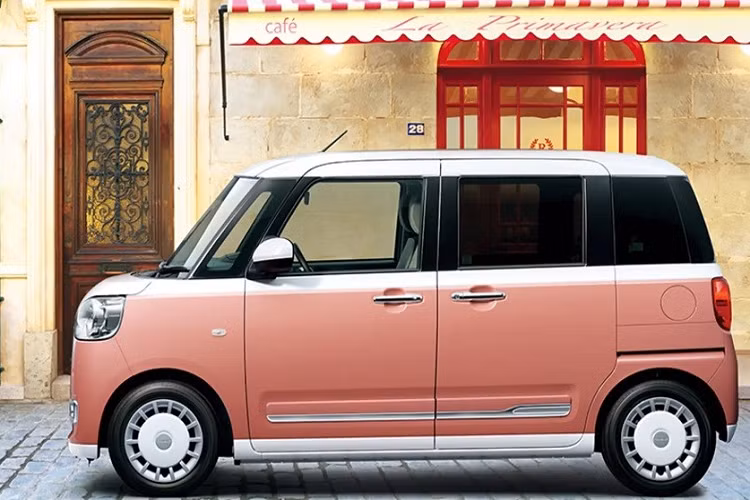 Được thiết kế như một mẫu xe van cỡ nhỏ dành cho các gia đình, Daihatsu Move Canbus 2022 vẫn mang trên mình cụm đèn pha tròn trịa và lưới tản nhiệt hẹp ở giữa đầu xe. Tuy nhiên, hốc gió trung tâm của xe đã được thay đổi thiết kế, đi kèm đèn sương mù trước mới ở hai bên. Trong khi đó, logo của hãng Daihatsu đã được thay bằng tem chữ nổi "Canbus"