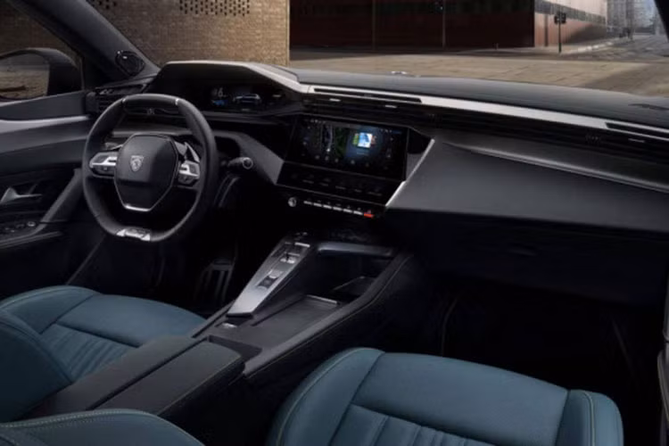 Ở bên trong, E-308 cung cấp không gian chở hàng tương tự như phiên bản 308 plug-in hybrid, đi kèm nhiều tính năng công nghệ hiện đại, bao gồm cả sạc nhanh 100 kW.