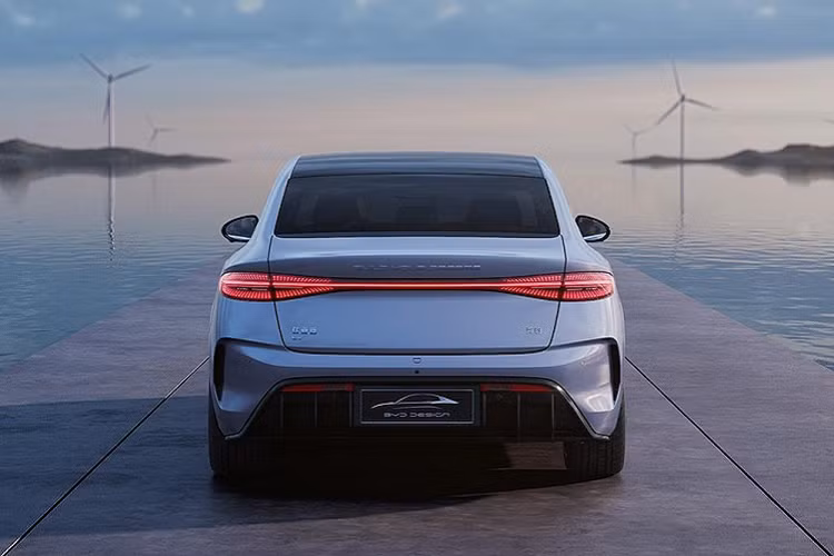 Seal hỗ trợ cả hệ thống sạc nhanh DC 150 kW. Tại thị trường Trung Quốc, giá xe BYD Seal 2022 được bán ra với mức dao động từ 209.800 - 286.800 Nhân dân tệ (734 triệu đến 1 tỷ đồng).