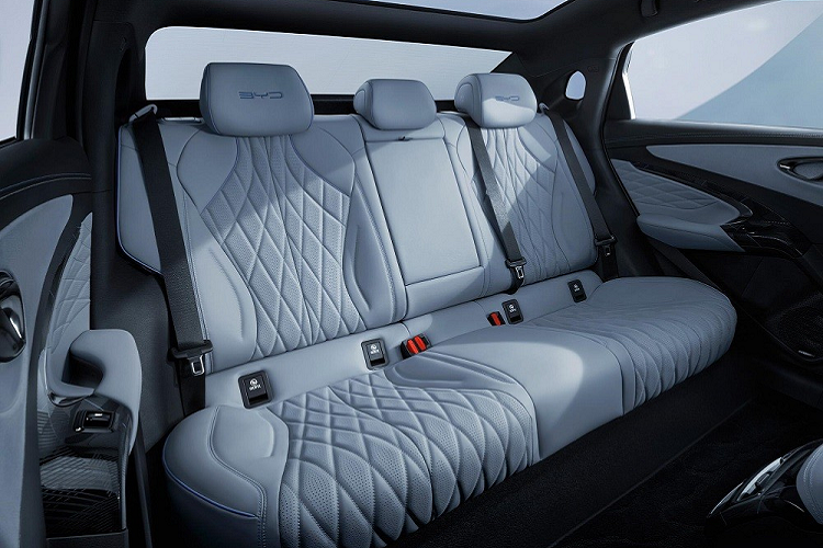 Điểm nhấn tiếp theo của BYD Seal là cụm điều khiển trung tâm với thiết kế kiểu yên ngựa mềm mại, đi kèm cần số pha lê tuyệt đẹp, theo phong cách của những chiếc xe sang như BMW hay Volvo.