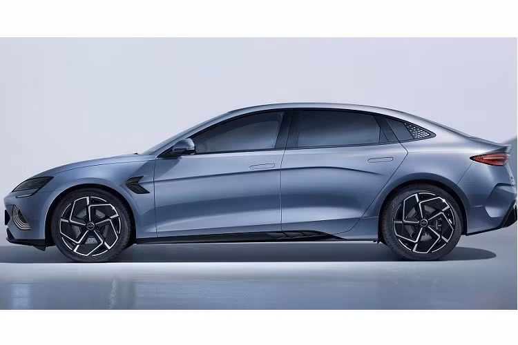 Mẫu xe sedan Seal 2022 sở hữu chiều dài 4.800 mm, chiều rộng 1.875 mm, chiều cao 1.460 mm và chiều dài cơ sở 2.920 mm. Với chiều dài cơ sở này, BYD Seal được định vị trong phân khúc sedan cỡ trung và cỡ lớn.