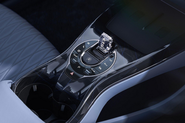 BYD Seal còn có đến 4 bản trang bị cho khách hàng chọn lựa. 2 phiên bản thấp đều dùng mô-tơ điện nằm trên cầu sau với công suất tối đa 201 mã lực và mô-men xoắn cực đại 310 Nm.