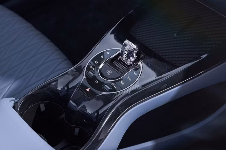 BYD Seal còn có đến 4 bản trang bị cho khách hàng chọn lựa. 2 phiên bản thấp đều dùng mô-tơ điện nằm trên cầu sau với công suất tối đa 201 mã lực và mô-men xoắn cực đại 310 Nm.