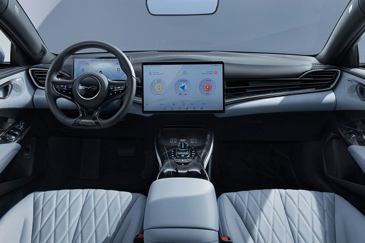Xe được trang bị nội thất bọc da sang trọng, cộng thêm 2 màn hình cỡ lớn theo đúng xu hướng. Trước mặt người lái là vô lăng 3 chấu vát đáy thể thao và bảng đồng hồ kỹ thuật số 10,25 inch.