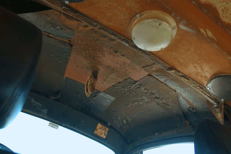 Chiếc xe cẩu tải đặc biệt này có chiều dài trên 8,5 mét và nặng khoảng 6.350 kg. Mặc dù có khoảng sáng gầm thấy, nhưng các ống xả cao vượt cabin khiến xe đạt chiều cao trên 2,7 mét. Tuy nhiên, kích thước khổng lồ này không ngăn cản khả năng hoạt động của “Big Hooker”.