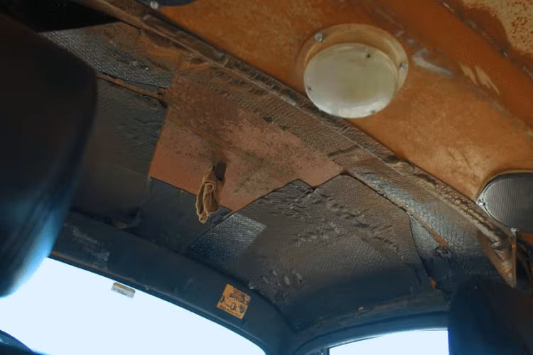 Chiếc xe cẩu tải đặc biệt này có chiều dài trên 8,5 mét và nặng khoảng 6.350 kg. Mặc dù có khoảng sáng gầm thấy, nhưng các ống xả cao vượt cabin khiến xe đạt chiều cao trên 2,7 mét. Tuy nhiên, kích thước khổng lồ này không ngăn cản khả năng hoạt động của “Big Hooker”.