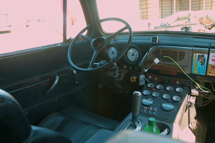 Cung cấp sức mạnh cho chiếc xe cẩu là động cơ Detroit 2 kỳ mà Brandon đã chọn vì âm thanh độc đáo của nó. Âm thanh được dẫn truyền qua hệ thống xả nặng 453 kg chạy dưới cửa để xếp ngay sau cabin. Các ống xả dày ở hai bên cũng đóng vai trò như bậc cửa, tuy nhiên chúng có thể đủ nóng để làm bỏng hành khách khi họ ra khỏi xe tải.