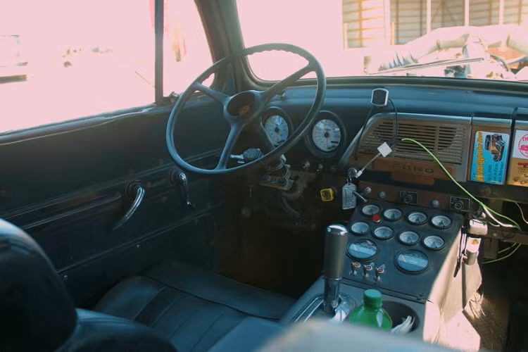 Cung cấp sức mạnh cho chiếc xe cẩu là động cơ Detroit 2 kỳ mà Brandon đã chọn vì âm thanh độc đáo của nó. Âm thanh được dẫn truyền qua hệ thống xả nặng 453 kg chạy dưới cửa để xếp ngay sau cabin. Các ống xả dày ở hai bên cũng đóng vai trò như bậc cửa, tuy nhiên chúng có thể đủ nóng để làm bỏng hành khách khi họ ra khỏi xe tải.