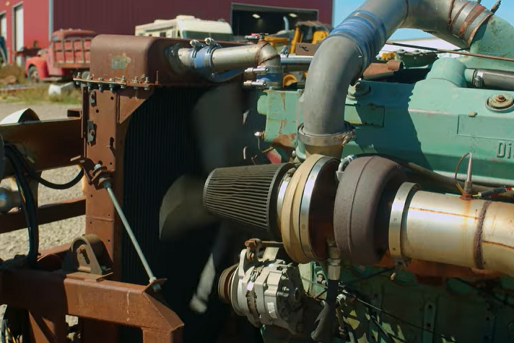 Động cơ có đủ công suất để nhanh chóng làm mòn những lốp sau. Do vậy, chiếc xe tải cần thay khoảng 8 bộ lốp mỗi năm, và chủ xe đã tích lũy được hơn 16.000 km trên đồng hồ đo đường, mang nó đến nhiều sự kiện và triển lãm xe khác nhau.