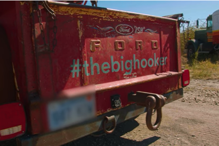 Nội thất xe không có nhiều thứ đặc sắc, với hầu hết là tấm kim loại lộ, cho dù Brandon đã thêm một số đệm cách âm. Các ghế ngồi được lấy từ một chiếc Ford F-150 2014, cũng như bảng điều khiển trung tâm mà Brandon đã độ lại để phù hợp với hộp số Allison.