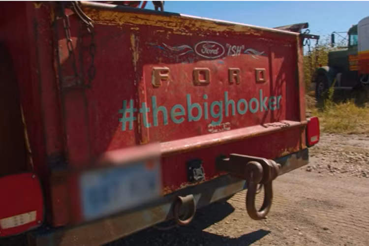 Nội thất xe không có nhiều thứ đặc sắc, với hầu hết là tấm kim loại lộ, cho dù Brandon đã thêm một số đệm cách âm. Các ghế ngồi được lấy từ một chiếc Ford F-150 2014, cũng như bảng điều khiển trung tâm mà Brandon đã độ lại để phù hợp với hộp số Allison.