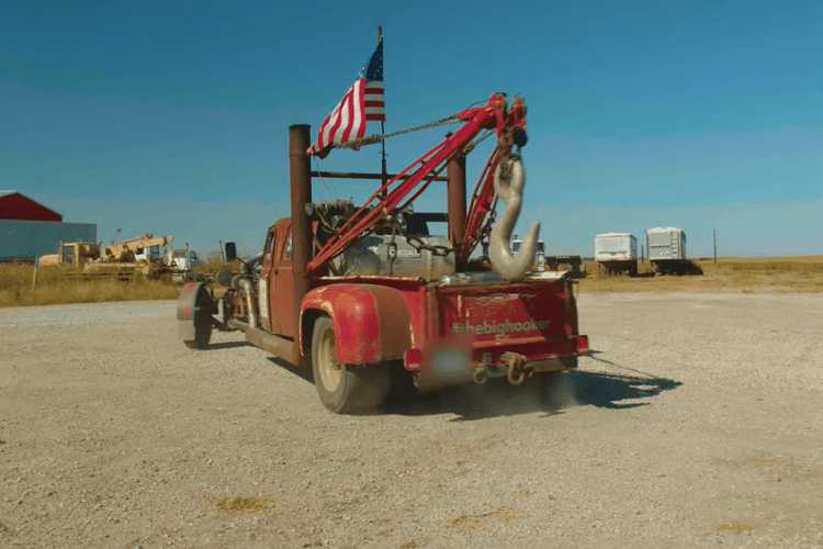 Được đặt tên là “Big Hooker”, nó là một chiếc xe cẩu được tạo thành từ nhiều phương tiện khác nhau. Khung gầm của nó được lấy từ một chiếc xe tải đầu kéo Freightliner 2007, trong khi cabin lại sử dụng thân của hai chiếc xe chở lúa mì được ghép vào với nhau. Lớp gỉ sét tự nhiên làm cho thân vỏ trông liền mạch hơn, nhưng theo chủ xe, đây là một trong những phần khó nhất của quá trình chế tạo