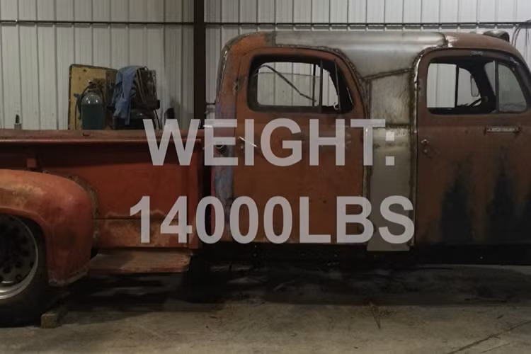 Ngoài ra, Brandon đã phải chế tạo nhiều bộ phận cho chiếc xe cẩu có một không hai, bao gồm cả lưới tản nhiệt tùy chỉnh bằng cách sử dụng bất cứ thứ gì anh ta có ở quanh mình. Brandon thậm chí còn tự rèn phần cẩu móc rất lớn nhờ làm tan chảy bộ la-zăng bằng nhôm và các loại sắt vụn khác.