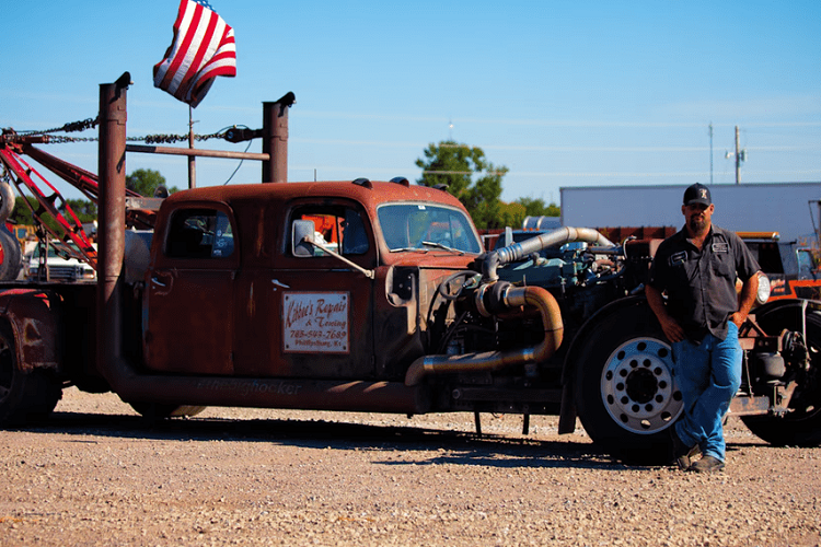 Những chiếc xe cẩu hàng thửa được thiết kế để thực hiện một công việc cụ thể, và kiểu dáng xe thường phải nhường chỗ cho tính thực dụng, nhưng một người đàn ông có tên Brandon ở Kansas, Mỹ không muốn như vậy. Anh ấy đã mơ về một phương tiện hoang dại do tự tay mình chế tạo, và rồi quyết tâm làm nên một chiếc xe cẩu siêu dài, khoảng sáng gầm thấp, trông không giống bất kỳ chiếc xe cẩu nào khác.