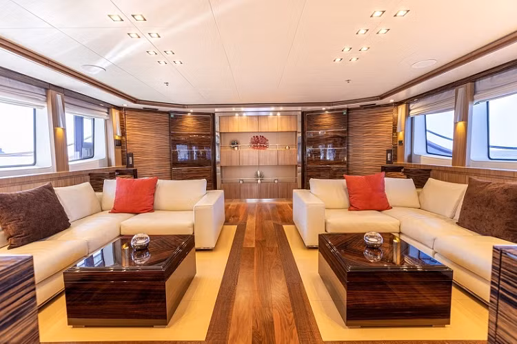 Tuy nhiên, mới đây Toksoz đã quyết định rao bán du thuyền Panakeia để chuyển sang một chiếc khác lớn hơn và đẳng cấp hơn.