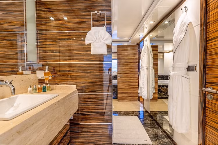 Panakeia của Zafer Toksoz tậu vào năm 2008, sau đó trải qua một cuộc đại tu vào năm 2018 và luôn sẵn sàng cho một chương mới trong lịch sử khi về tay chủ sở hữu mới. Với chiều cao 45m, Panakeia không phải là một du thuyền quá lớn, nhưng nó có không gian sử dụng ấn tượng nhờ cách bài trí khoa học.