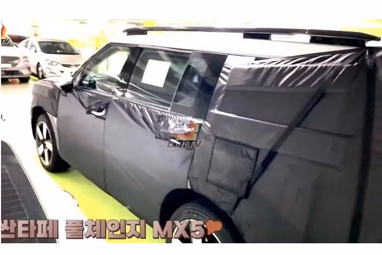 Thông tin chi tiết về Hyundai SantaFe thế hệ thứ năm vẫn chưa được hé lộ nhưng chắc chắn rằng nó sẽ được gia tăng kích thước để trở thành một chiếc SUV 7 chỗ đúng nghĩa chứ không phải là một chiếc SUV cỡ trung như phiên bản hiện hành.