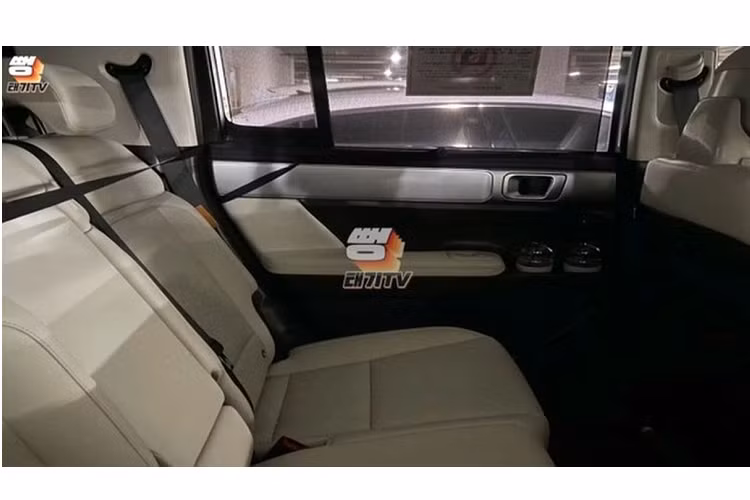 Sở dĩ SantaFe nhanh chóng được nâng cấp là vì sức hút của mẫu SUV này đang bị "hụt hơi" trước đối thủ Kia Sorento tại quê nhà. Doanh số của Kia Sorento trong năm 2021 tại Hàn Quốc là 76.883 xe, còn Hyundai SantaFe chỉ có 57.578 xe được giao tới tay khách hàng.