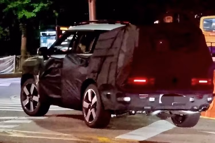 Nhìn từ bên hông, kiểu thiết kế góc cạnh của mẫu xe SUV Hyundai SantaFe 2024 được thể hiện rõ ràng nhất ở cửa sổ bên và phần mái xe. Góc nghiêng kính chắn gió mới cũng được làm lớn hơn, cột A được sơn đen kết hợp mâm dày dặn, giá để đồ gắn trần tiếp tục làm nổi bật phong cách nam tính của bản mới.