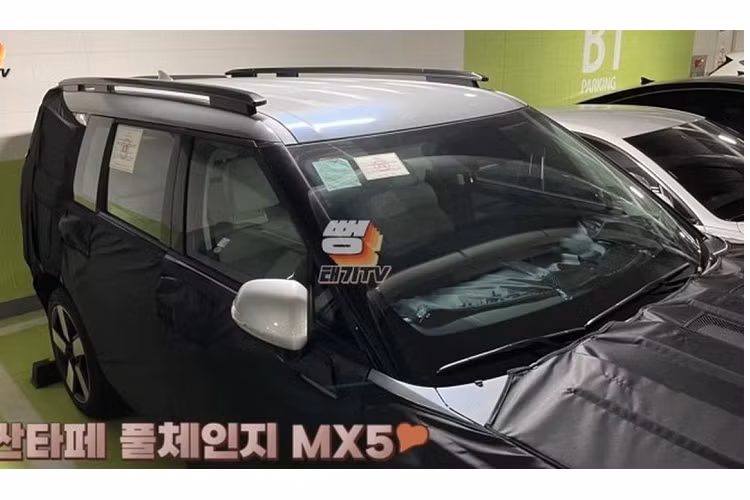 Tương tự ngoại thất, khoang cabin của Hyundai SantaFe thế hệ mới cũng được che chắn rất kỹ. Nhưng có thể thấy nội thất của xe được bọc da màu kem và ghế sau gập gọn.