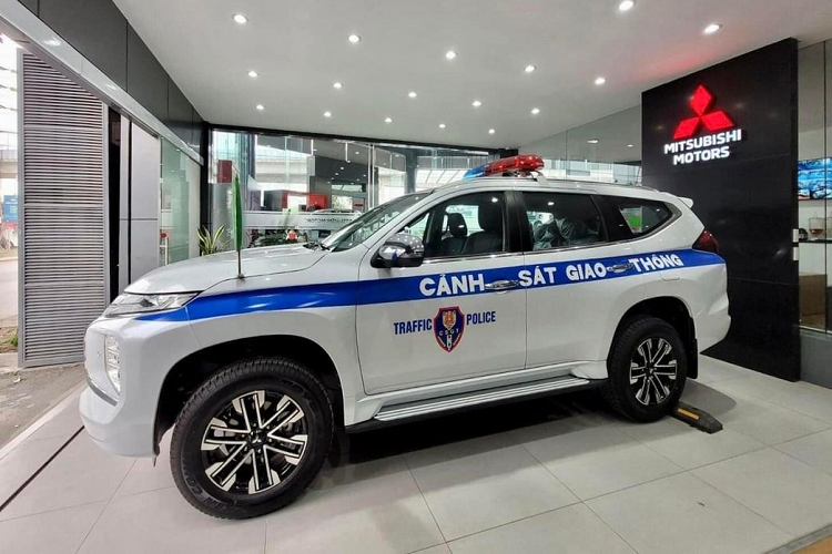 Giá xe Mitsubishi Pajero Spor hiện đang bán ra tại Việt nam tương ứng cho 2 phiên bản máy dầu 4X2 AT và 4X4 AT lần lượt là 1,11 tỷ đồng và 1,345 tỷ đồng.