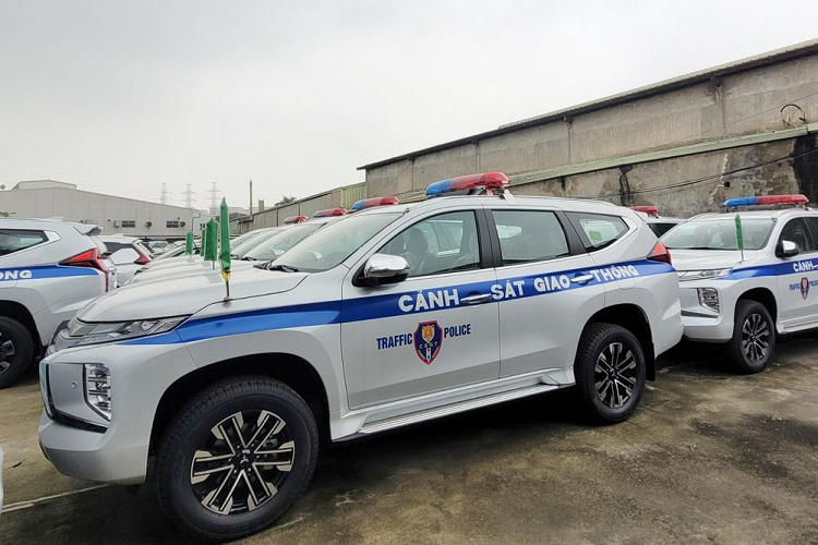 Được biết, dàn Mitsubishi Pajero Sport của Cảnh sát giao thông Việt Nam đều thuộc phiên bản cao cấp nhất với điểm nhận dạng là bộ mâm đúc cỡ lớn, đi kèm các chi tiết mạ crôm sáng.
