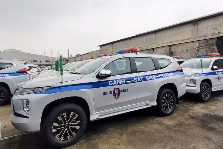 Được biết, dàn Mitsubishi Pajero Sport của Cảnh sát giao thông Việt Nam đều thuộc phiên bản cao cấp nhất với điểm nhận dạng là bộ mâm đúc cỡ lớn, đi kèm các chi tiết mạ crôm sáng.