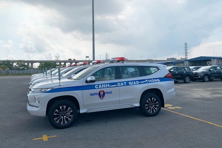 Cung cấp “sức mạnh” cho những chiếc Mitsubishi Pajero Sport “đặc biệt” này là khối động cơ xăng V6, dung tích 3.0L, cho công suất 217 mã lực và mô-men xoắn 285 Nm, kết hợp số tự động 8 cấp và hệ dẫn động 4 bánh.