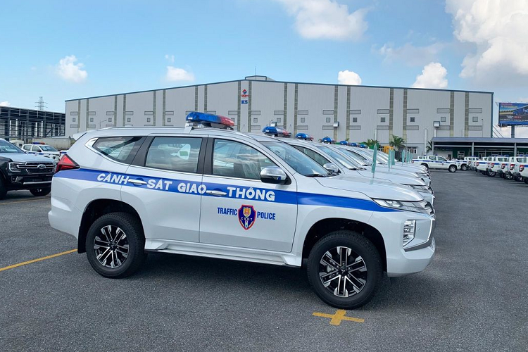 Theo đó, những chiếc Mitsubishi Pajero Sport này được làm riêng cho lực lượng CSGT Việt Nam. Xe có ngoại thất trắng tinh với điểm nhấn viền màu xanh in dòng chữ "Cảnh sát giao thông".
