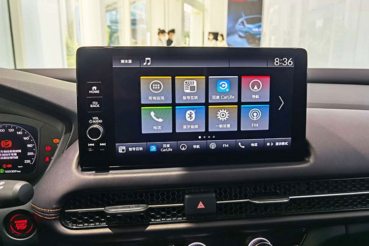 Chưa hết, bản Z còn có nội thất bọc da thật màu đen hoặc đỏ rượu, hệ thống thông tin giải trí Honda Connect với màn hình cảm ứng 9 inch, bảng đồng hồ kỹ thuật số 10,25 inch, hệ thống âm thanh Bose cao cấp, ghế trước chỉnh điện, ghế lái nhớ vị trí, sưởi vô lăng/ghế trước, hệ thống đèn viền nội thất và sạc điện thoại thông minh không dây.