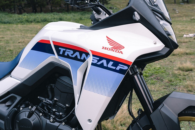 Chưa hết, Honda XL750 Transalp 2023 còn được trang bị vành nan hoa 21 inch phía trước với phanh đĩa 310 mm và cùm phanh 2 piston. Đằng sau là vành 18 inch, đĩa phanh 256 mm và cùm phanh 1 piston. Xe có thể dùng lốp có săm Metzeler Karoo Street hoặc Dunlop Mixtour. Với chiều dài cơ sở 1.560 mm, mẫu mô tô phân khối lớn này có trọng lượng chỉ 208 kg.