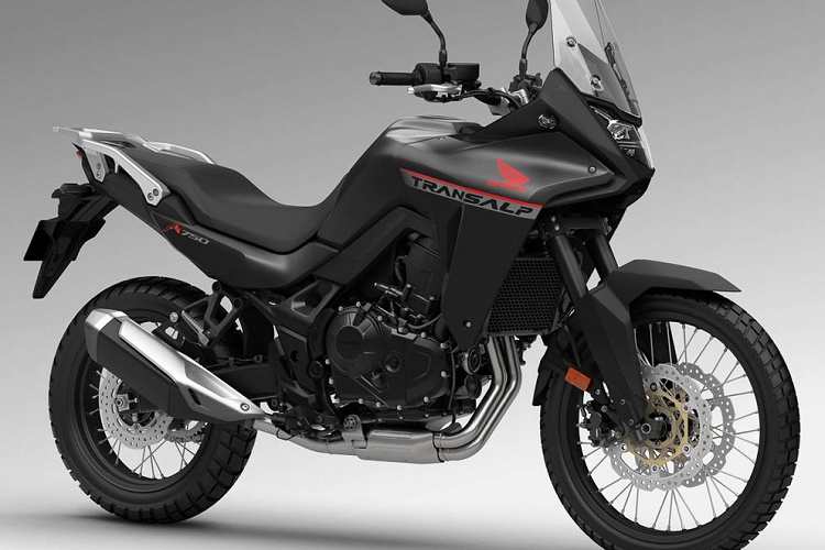 Bên cạnh đó là hệ thống đèn LED từ trước ra sau. Đèn phía sau của xe còn có tính năng cảnh báo dừng khẩn cấp ESS. Khi mua Honda XL750 Transalp 2023, khách hàng có thể chọn các gói phụ kiện là Urban, Touring, Adventure, Rally và Comfort. Mỗi gói sẽ kết hợp các phụ kiện như thùng đựng đồ, tính năng sang số nhanh, sưởi tay lái, tay dắt hoặc bàn đặt chân.