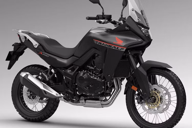 Bên cạnh đó là hệ thống đèn LED từ trước ra sau. Đèn phía sau của xe còn có tính năng cảnh báo dừng khẩn cấp ESS. Khi mua Honda XL750 Transalp 2023, khách hàng có thể chọn các gói phụ kiện là Urban, Touring, Adventure, Rally và Comfort. Mỗi gói sẽ kết hợp các phụ kiện như thùng đựng đồ, tính năng sang số nhanh, sưởi tay lái, tay dắt hoặc bàn đặt chân.