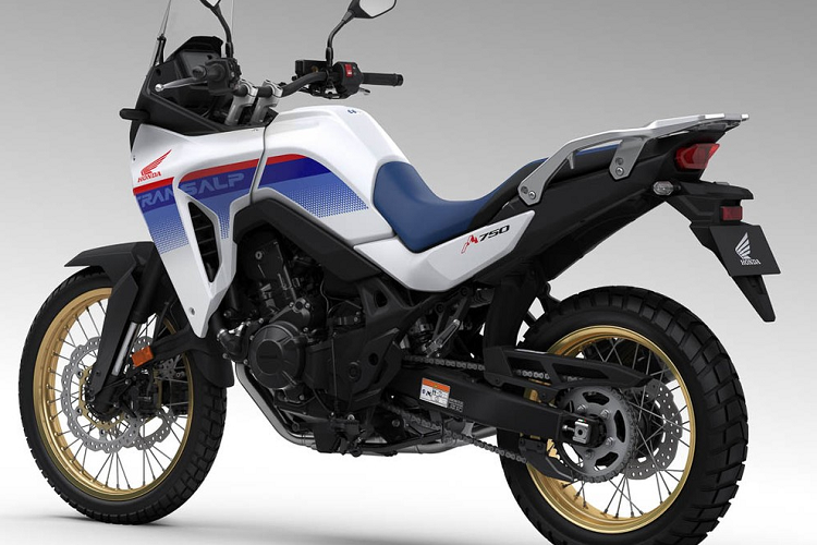 Theo hãng Honda, mẫu môtô phân khối lớn này tiêu thụ lượng xăng trung bình 23 km/lít (khoảng 4,3 lít/100 km) và dùng bình xăng có dung tích 16,9 lít. Điểm nhấn tiếp theo của Honda XL750 Transalp 2023 là bộ khung chính dạng kim cương làm bằng thép chỉ nặng 18,3 kg, nhẹ hơn 10% so với CB500X. Trong khi đó, bộ khung phụ tích hợp được từ các ống thép cường độ cao.