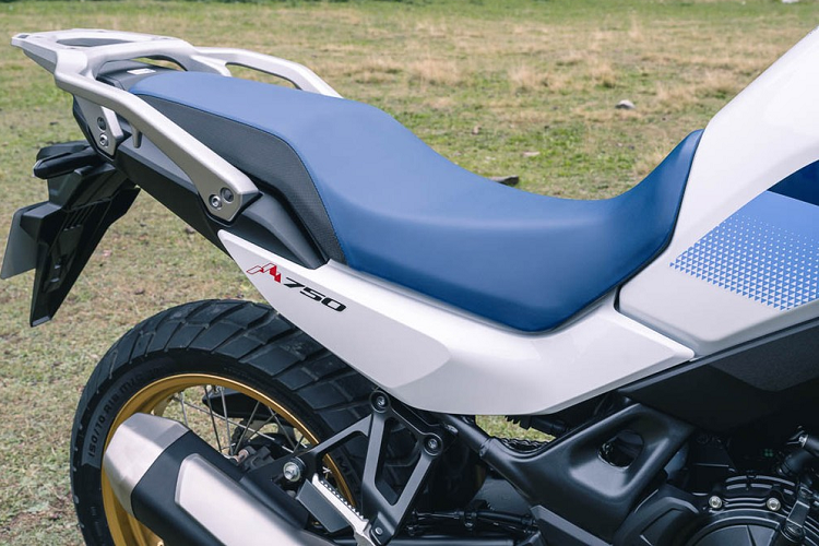 Tiếp đó là phuộc trước USD mang thương hiệu Showa SFF-CATM (Separate Function Fork-Cartridge) 43 mm với hành trình 200 mm và có thể chỉnh độ nén sẵn của lò xo theo trọng lượng. Đằng sau là giảm xóc Showa tùy chỉnh theo tải với hành trình 190 mm và đi kèm bình dầu. Giảm xóc kết nối với tay đòn thông qua hệ thống Pro-Link.